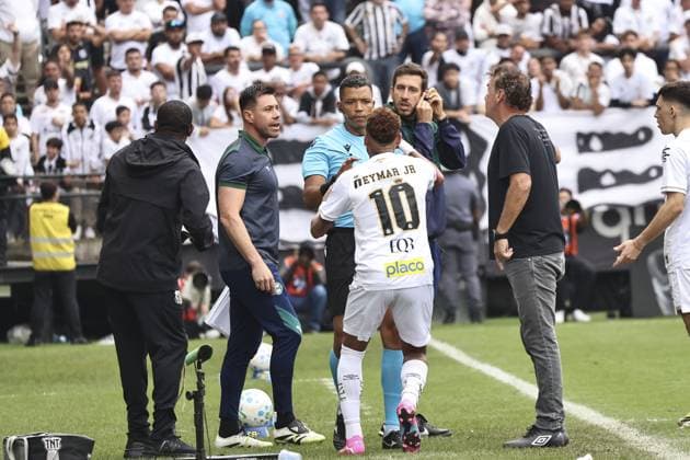 RECORD DATE NOT STATED match between Santos and Coritiba for the Brazilian championship Sao Paulo (SP), 05 17 2026 Santos Coritiba Brazilian Championship Neymar leaves the game after the board goes up by mistake in the match between Santos against Coritiba, valid for the 16th round of the Brazilian Championship, at Neo Quimica Arena, this Sunday (17).(Foto: Leco Viana Thenews2 imago images) SPO  Copyright: xLecoxVianax