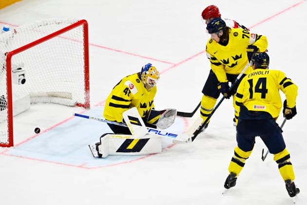 FRIBOURG, SCHWEIZ 20260517 Danmarks Mikkel Aagaard (ej i bild) gör mal, 2-5, pa Sveriges malvakt Arvid Söderblom under söndagens match i ishockey-VM mellan Danmark och Sverige pa BCF Arena, Fribourg i Schweiz.