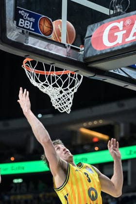17.05.2026, xlakx, Basketball easyCredit BBL Bundesliga Playoffs, Alba Berlin - SC Rasta Vechta v.l. Alex Oconnel (Alba Berlin) Korbwurf Berlin
