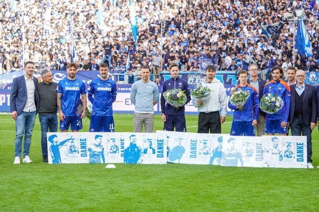 17.05.2026, xdaymx, Fussball 2.Bundesliga, Karlsruher SC - VfL Bochum, Gruppenbild mit allen verabschiedeten Spielern und dem Trainer Christian Eichner mit der Vereinsführung. DFL DFB REGULATIONS PROHIBIT ANY USE OF PHOTOGRAPHS as IMAGE SEQUENCES and or QUASI-VIDEO) Karlsruhe