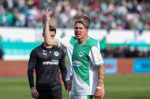 Felix Klaus 30 (Spvgg Greuther Fuerth) bei den Fans, SpVgg Greuther Fuerth vs. Fortuna Duesseldorf, Fussball, Maenner, 2. Bundesliga, DFL, Saison 2025 2026, 34. Spieltag, Rueckrunde, 17.05.2026 DFB regulations prohibit any use of photographs as image sequences and or quasi-video Fuerth Bayern Deutschland