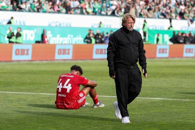 Fortuna-Sportchef Sven Mislintat und Elias Egouli 44 (Fortuna Duesseldorf) sind enttaeuscht ueber den Abstieg, SpVgg Greuther Fuerth vs. Fortuna Duesseldorf, Fussball, Maenner, 2. Bundesliga, DFL, Saison 2025 2026, 34. Spieltag, Rueckrunde, 17.05.2026 DFB regulations prohibit any use of photographs as image sequences and or quasi-video Fuerth Bayern Deutschland