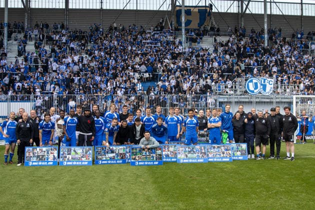 Deutschland: 2.Bundesliga, 34. Spieltag, Saison 2025 2026, 1.FC Magdeburg vs 1. FC Kaiserslautern Avnet Arena (Magdeburg) : Verabschiedung von Hercher Philipp (1. FC Magdeburg, 27), Loric Samuel (1. FC Magdeburg, 2), Bockhorn Herbert (1. FC Magdeburg, 7), Ulrich Laurin (1. FC Magdeburg, 8), Pesch Noah (1. FC Magdeburg, 10), Krempicki Connor (1. FC Magdeburg, 13), Mathisen Marcus (1. FC Magdeburg, 16), Michel Falko (1. FC Magdeburg, 21), Hugonet Jean (1. FC Magdeburg, 24), Gnaka Silas (1. FC Magdeburg, 25), Geschwill Max (1. FC Magdeburg, 28)