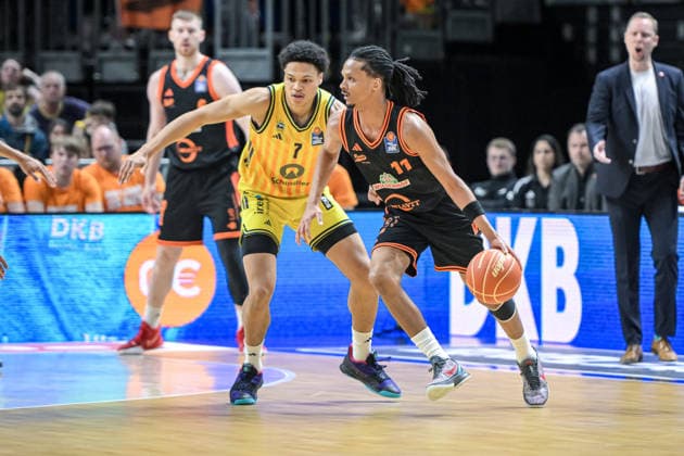 17.05.2026, xlakx, Basketball easyCredit BBL Bundesliga Playoffs, Alba Berlin - SC Rasta Vechta v.l. Jack Kayil (Alba Berlin), Alonzo Verge (Rasta Vechta) Zweikampf, Duell, Kampf, tackle Berlin