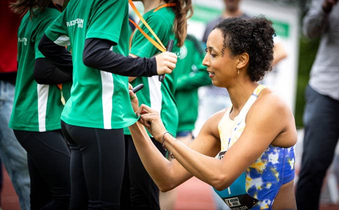 Sport Bilder des Tages 35. Internationales Läufermeeting; Pliezhausen, 17.05.2026 Schrieb fleißig Autogramme: Malaika Mihambo (GER LG Kurpfalz); 35. Internationales Läufermeeting am 17.05.2026 im Schönbuchstadion in Pliezhausen (Baden-Württemberg). Copyright: xBEAUTIFULxSPORTS R.xSchmittx