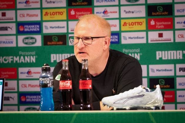 Cheftrainer Heiko Vogel (Spvgg Greuther Fuerth) auf der Pressekonferenz nach dem Spiel, SpVgg Greuther Fuerth vs. Fortuna Duesseldorf, Fussball, Maenner, 2. Bundesliga, DFL, Saison 2025 2026, 34. Spieltag, Rueckrunde, 17.05.2026 DFB regulations prohibit any use of photographs as image sequences and or quasi-video Fuerth Bayern Deutschland