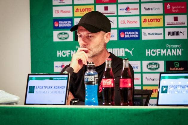 Enttaeuschung, Fassungslosigkeit, Niedergeschlagenheit Cheftrainer Alexander Ende (Fortuna Duesseldorf) auf der Pressekonferenz nach dem Spiel, Abstieg, SpVgg Greuther Fuerth vs. Fortuna Duesseldorf, Fussball, Maenner, 2. Bundesliga, DFL, Saison 2025 2026, 34. Spieltag, Rueckrunde, 17.05.2026 DFB regulations prohibit any use of photographs as image sequences and or quasi-video Fuerth Bayern Deutschland