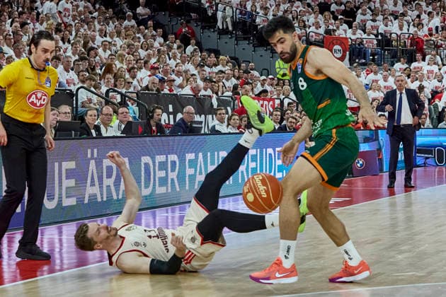 Deutsche Basketball Bundesliga (BBL), FC Bayern München Basketball vs VET-CONCEPT GLADIATORS Trier, München FC Bayern Basketball, Trier VET-CONCEPT GLADIATORS, 2026-05-17 in München (SAP Garden) OBST Andreas (FC Bayern München Basketball Shooting Guard (SG) Nr13-FCBB13), YAKHCHALI Dehkordi Behnam (VET-CONCEPT GLADIATORS TRIER Shooting Guard (SG) Nr8-TRI8) sportworld München SAP Garden Bayern Deutschland