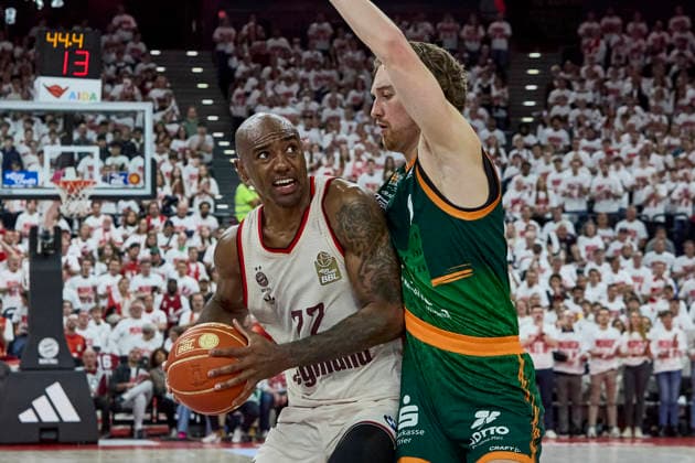 Deutsche Basketball Bundesliga (BBL), FC Bayern München Basketball vs VET-CONCEPT GLADIATORS Trier, München FC Bayern Basketball, Trier VET-CONCEPT GLADIATORS, 2026-05-17 in München (SAP Garden) MIKE Isiaha (FC Bayern München Basketball Power Forward (PF) Nr22-FCBB22), HOLLERSBACHER Marco (VET-CONCEPT GLADIATORS TRIER Power Forward (PF) Nr9-TRI9) sportworld München SAP Garden Bayern Deutschland