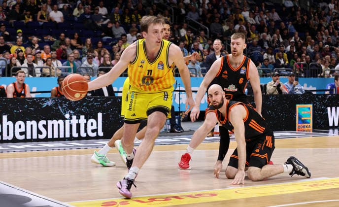 Moses Wood am Ball, Tommy Kuhse, Luc van Slooten Zweikampf Spielszene Aktion Basketball BBL Bundesliga Herren Play Off Viertelfinale Saison 2025 2026 17.05.2026 ALBA Berlin vs SC Rasta Vechta