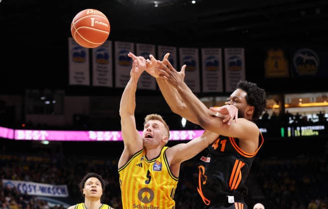 Sam Griesel, Lloyd Pandi Zweikampf Spielszene Aktion Basketball BBL Bundesliga Herren Play Off Viertelfinale Saison 2025 2026 17.05.2026 ALBA Berlin vs SC Rasta Vechta