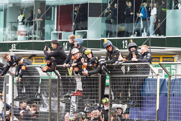 24h Rennen Nürburgring 2026 Zieleinlauf - Beim ADAC RAVENOL 24h-Rennen auf dem Nürburgring treffen vom 14. bis 17. Mai 2026 Motorsport, Langstrecke und Festivalatmosphäre in der Eifel zusammen. Teams, Fahrer und Zuschauer prägen das Geschehen rund um die traditionsreiche Rennstrecke. Nürburg Rheinland-Pfalz Deutschland Copyright: xMarcxJohnx