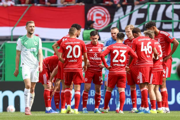 Spieler von Fortuna Düsseldorf bilden einen Teamkreis waehrend des Spiels der 2. Bundesliga zwischen SpVgg Greuther Fürth und Fortuna Düsseldorf, Sportpark Ronhof Thomas Sommer am 17. May 2026 in Fürth, Deutschland. (Foto von Oliver Kaelke DeFodi Images) +++ Players from Fortuna Düsseldorf form a circle during the 2. Bundesliga match between SpVgg Greuther Fürth and Fortuna Düsseldorf at Sportpark Ronhof Thomas Sommer on May 17, 2026 in Fürth, Germany. (Photo by Oliver Kaelke DeFodi Images) (Photo by Oliver Kaelke DeFodi Images) -