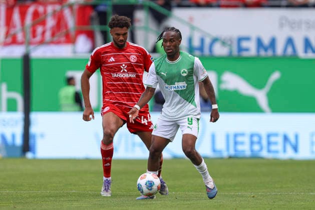 Elias Egouli (Fortuna Düsseldorf) und Noel Futkeu (SpVgg Greuther Fürth) im Zweikampf waehrend des Spiels der 2. Bundesliga zwischen SpVgg Greuther Fürth und Fortuna Düsseldorf, Sportpark Ronhof Thomas Sommer am 17. May 2026 in Fürth, Deutschland. (Foto von Oliver Kaelke DeFodi Images) +++ Elias Egouli (Fortuna Düsseldorf) und Noel Futkeu (SpVgg Greuther Fürth) battle for the ball during the 2. Bundesliga match between SpVgg Greuther Fürth and Fortuna Düsseldorf at Sportpark Ronhof Thomas Sommer on May 17, 2026 in Fürth, Germany. (Photo by Oliver Kaelke DeFodi Images) (Photo by Oliver Kaelke DeFodi Images) -