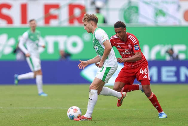 Jannik Dehm (SpVgg Greuther Fürth) und Sima Suso (Fortuna Düsseldorf) im Zweikampf waehrend des Spiels der 2. Bundesliga zwischen SpVgg Greuther Fürth und Fortuna Düsseldorf, Sportpark Ronhof Thomas Sommer am 17. May 2026 in Fürth, Deutschland. (Foto von Oliver Kaelke DeFodi Images) +++ Jannik Dehm (SpVgg Greuther Fürth) und Sima Suso (Fortuna Düsseldorf) battle for the ball during the 2. Bundesliga match between SpVgg Greuther Fürth and Fortuna Düsseldorf at Sportpark Ronhof Thomas Sommer on May 17, 2026 in Fürth, Germany. (Photo by Oliver Kaelke DeFodi Images) (Photo by Oliver Kaelke DeFodi Images) -