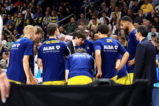 DEU, easyCredit BBL, ALBA vs. , 17.05.2026, Mercedes-Benz-Arena, Berlin, DEU, easyCredit BBL, ALBA vs. Rasta Vechta im Bild CHEFTRAINER Pedro Calles (ALBA Berlin), ALBA-Spielerkreis