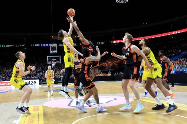 DEU, easyCredit BBL, ALBA vs. , 17.05.2026, Mercedes-Benz-Arena, Berlin, DEU, easyCredit BBL, ALBA vs. , im Bild Alex OÕConnell (ALBA Berlin 3), Lloyd Pandi (RASTA Vechta 41), Norris Agbakoko (ALBA Berlin 17), Lars Thiemann (RASTA Vechta 21)