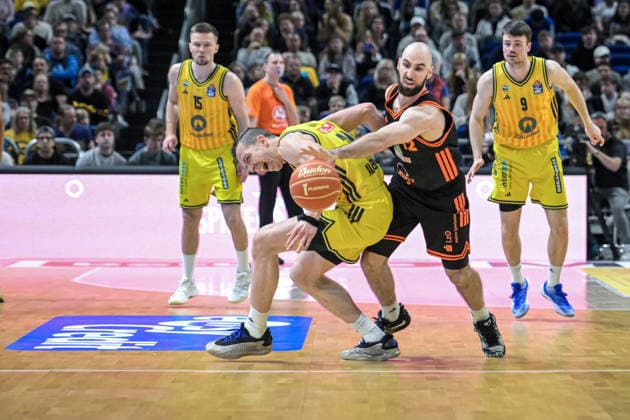 17.05.2026, xlakx, Basketball easyCredit BBL Bundesliga Playoffs, Alba Berlin - SC Rasta Vechta v.l. Moses Wood (Alba Berlin), Tommy Kuhse (Rasta Vechta) Zweikampf, Duell, Kampf, tackle Berlin