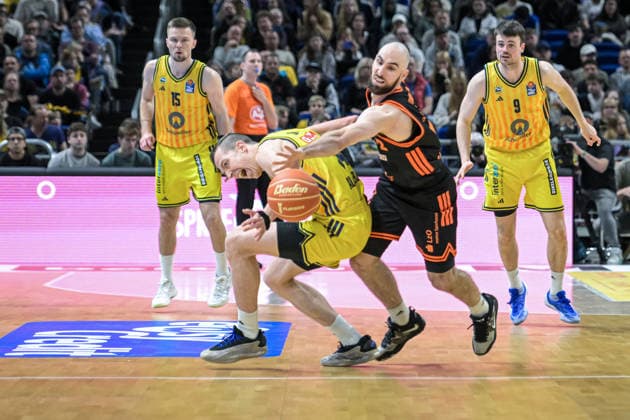 17.05.2026, xlakx, Basketball easyCredit BBL Bundesliga Playoffs, Alba Berlin - SC Rasta Vechta v.l. Moses Wood (Alba Berlin), Tommy Kuhse (Rasta Vechta) Zweikampf, Duell, Kampf, tackle Berlin