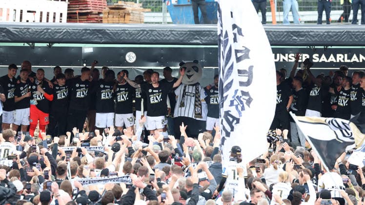 17.05.2026, xrekx, Fussball 2.Bundesliga, SV Elversberg - Preußen Münster v.l. SV Elversberg Fans ,Stimmung, Schals, Ultras, Zuschauer, Besucher, Choreo, Choreografie, atmosphere, scarves, spectators, visitors feiern den Sieg und den Aufstieg in die 1.Bundesliga (DFL DFB REGULATIONS PROHIBIT ANY USE OF PHOTOGRAPHS as IMAGE SEQUENCES and or QUASI-VIDEO) Elversberg