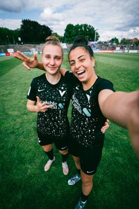 Selfie der Torschützinnen Alisa Grincenco und Sarah Abu Sabbah nach dem 2:0 Sieg von Viktoria Berlin gegen Turbine Potsdam in der 2. Frauen Bundesliga Selfie der Torschützinnen Alisa Grincenco und Sarah Abu Sabbah nach dem 2:0 Sieg von Viktoria Berlin gegen Turbine Potsdam in der 2. Frauen Bundesliga Copyright: xKaixHeuserxKaixHeuserx