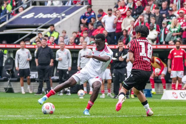 Deutschland: Fussball 2. Bundesliga, Saison 2025 26, 34. Spieltag, Hannover 96 vs 1. FC Nürnberg, 17.05.2026, Heinz von Heiden Arena (Hannover, Niedersachsen) Rabby Nzingoula (1. FC Nürnberg, 22) Daisuke Yokota (Hannover 96, 18)