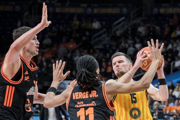 17.05.2026, xlakx, Basketball easyCredit BBL Bundesliga Playoffs, Alba Berlin - SC Rasta Vechta v.l. Tibor Pleiß (Rasta Vechta), Alonzo Verge (Rasta Vechta), Martin Hermannsson (Alba Berlin) Zweikampf, Duell, Kampf, tackle Berlin