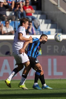Bologna s Eivind Helland and Atalanta s Nikola Krstovic during the Serie A soccer match between Atalanta and Bologna at the New Balance Arena Stadium in Bergamo Italy - Sunday, 17 may 2026. - Soccer .  Copyright: xAlbertoxMariani LaPressex