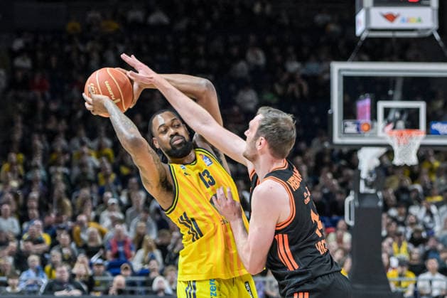 17.05.2026, xlakx, Basketball easyCredit BBL Bundesliga Playoffs, Alba Berlin - SC Rasta Vechta v.l. Jwan Roberts (Alba Berlin), Philipp Herkenhoff (Rasta Vechta) Zweikampf, Duell, Kampf, tackle Berlin