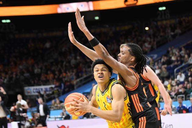 17.05.2026, xlakx, Basketball easyCredit BBL Bundesliga Playoffs, Alba Berlin - SC Rasta Vechta v.l. Jack Kayil (Alba Berlin), Alonzo Verge (Rasta Vechta) Zweikampf, Duell, Kampf, tackle Berlin