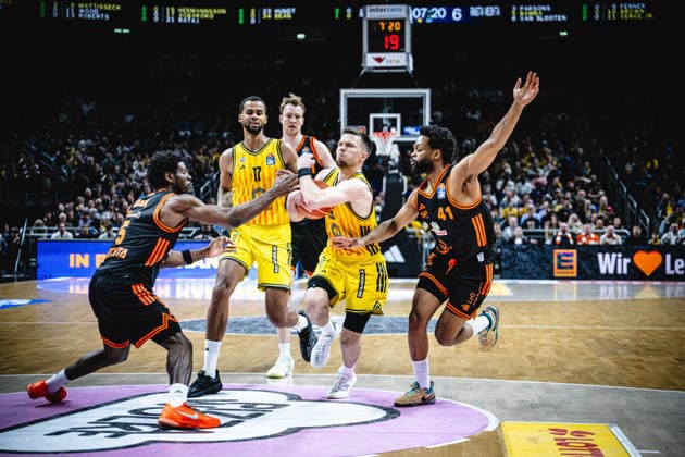 Basketball Berlin 17.05.2026 Saison 2025 2026 EasyCredit BBL 1. Bundesliga Männer, Herren Playoffs Viertelfinale Spiel 1 Alba Berlin - RASTA Vechta Martin Hermannsson (Alba Berlin, No.15) TJ Bamba (Vechta, No.05) Lloyd Pandi (Vechta, No.41)