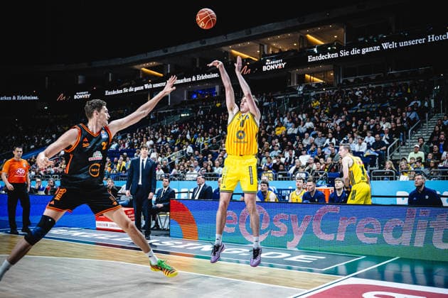 Basketball Berlin 17.05.2026 Saison 2025 2026 EasyCredit BBL 1. Bundesliga Männer, Herren Playoffs Viertelfinale Spiel 1 Alba Berlin - RASTA Vechta Moses Wood (Alba Berlin, No.11) Tibor Pleiß (Vechta, No.22)