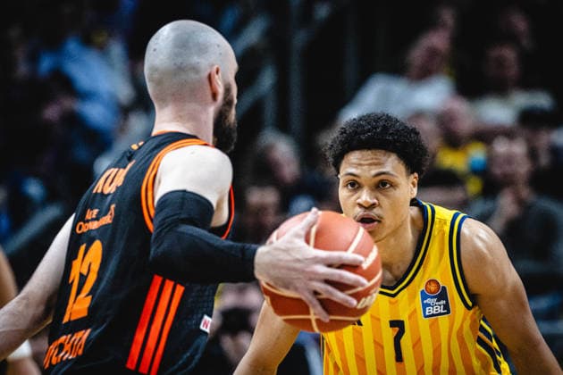 Basketball Berlin 17.05.2026 Saison 2025 2026 EasyCredit BBL 1. Bundesliga Männer, Herren Playoffs Viertelfinale Spiel 1 Alba Berlin - RASTA Vechta Tommy Kuhse (Vechta, No.12) Jack Kayil (Alba Berlin, No.07)
