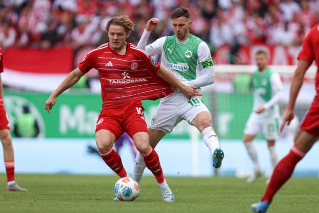 Christian Rasmussen (Fortuna Düsseldorf) und Branimir Hrgota (SpVgg Greuther Fürth) im Zweikampf waehrend des Spiels der 2. Bundesliga zwischen SpVgg Greuther Fürth und Fortuna Düsseldorf, Sportpark Ronhof Thomas Sommer am 17. May 2026 in Fürth, Deutschland. (Foto von Oliver Kaelke DeFodi Images) +++ Christian Rasmussen (Fortuna Düsseldorf) und Branimir Hrgota (SpVgg Greuther Fürth) battle for the ball during the 2. Bundesliga match between SpVgg Greuther Fürth and Fortuna Düsseldorf at Sportpark Ronhof Thomas Sommer on May 17, 2026 in Fürth, Germany. (Photo by Oliver Kaelke DeFodi Images) (Photo by Oliver Kaelke DeFodi Images) -