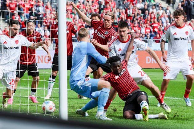 Stefan Teitur Thordarson (Hannover 96) erzielt mit diesem Schuss vorbei an Torhueter Jan Reichert (1. FC Nuernberg) das Tor zum 3:2, 2. Bundesliga, Hannover 96 v 1. FC Nürnberg, Heinz von Heiden Arena am 17. May 2026 in Hannover, Deutschland. (Foto von Marco Steinbrenner DeFodi Images) Stefan Teitur Thordarson (Hannover 96) scored the goal to make it 3 2 with this shot past goalkeeper Jan Reichert (1. FC Nuremberg), 2. Bundesliga, Hannover 96 v 1. FC Nürnberg, Heinz von Heiden Arena, May 17, 2026 in Hanover, Germany. (Photo by Marco Steinbrenner DeFodi Images) -