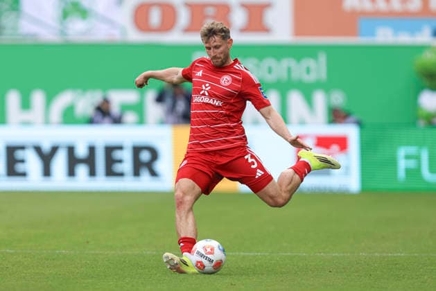 Christopher Lenz (Fortuna Düsseldorf) in Aktion, am Ball, Einzelaktion waehrend des Spiels der 2. Bundesliga zwischen SpVgg Greuther Fürth und Fortuna Düsseldorf, Sportpark Ronhof Thomas Sommer am 17. May 2026 in Fürth, Deutschland. (Foto von Oliver Kaelke DeFodi Images) +++ Christopher Lenz (Fortuna Düsseldorf) controls the ball during the 2. Bundesliga match between SpVgg Greuther Fürth and Fortuna Düsseldorf at Sportpark Ronhof Thomas Sommer on May 17, 2026 in Fürth, Germany. (Photo by Oliver Kaelke DeFodi Images) (Photo by Oliver Kaelke DeFodi Images) -