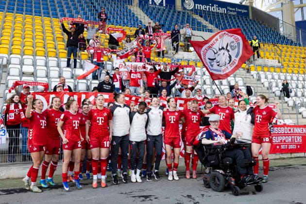 Google Pixel Frauen-Bundesliga: FC Carl Zeiss Jena vs. 1. FC Köln; Jena; 17.05.2026 Mannschaft und Fans (1. FC Köln) jubeln zusammen Google Pixel Frauen-Bundesliga: FC Carl Zeiss Jena vs. 1. FC Köln; ad hoc arena im Ernst-Abbe-Sportfeld; 17.05.2026 DFB REGULATIONS PROHIBIT ANY USE OF PHOTOGRAPHS AS IMAGE SEQUENCES AND OR QUASI-VIDEO. Copyright: xBEAUTIFULxSPORTS Duehringx