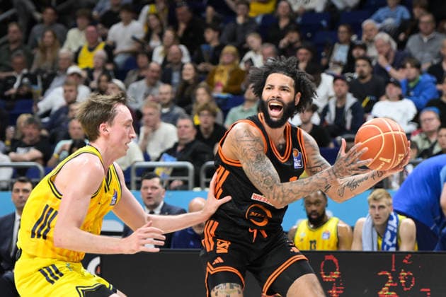 Sport Bilder des Tages 17.05.2026, xlakx, Basketball easyCredit BBL Bundesliga Playoffs, Alba Berlin - SC Rasta Vechta v.l. Moses Wood (Alba Berlin), Tevin Brown (Rasta Vechta) Zweikampf, Duell, Kampf, tackle Berlin
