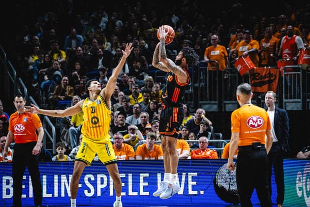 Basketball Berlin 17.05.2026 Saison 2025 2026 EasyCredit BBL 1. Bundesliga Männer, Herren Playoffs Viertelfinale Spiel 1 Alba Berlin - RASTA Vechta Tevin Brown (Vechta, No.10) Michael Rataj (Alba Berlin, No.21)