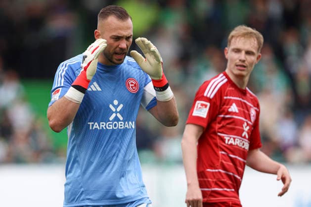 Torwart Florian Kastenmeier (Fortuna Düsseldorf) gestikuliert, Gestik, ist enttaeuscht waehrend des Spiels der 2. Bundesliga zwischen SpVgg Greuther Fürth und Fortuna Düsseldorf, Sportpark Ronhof Thomas Sommer am 17. May 2026 in Fürth, Deutschland. (Foto von Oliver Kaelke DeFodi Images) +++ Torwart Florian Kastenmeier (Fortuna Düsseldorf) gestures, looks dejected during the 2. Bundesliga match between SpVgg Greuther Fürth and Fortuna Düsseldorf at Sportpark Ronhof Thomas Sommer on May 17, 2026 in Fürth, Germany. (Photo by Oliver Kaelke DeFodi Images) (Photo by Oliver Kaelke DeFodi Images) -