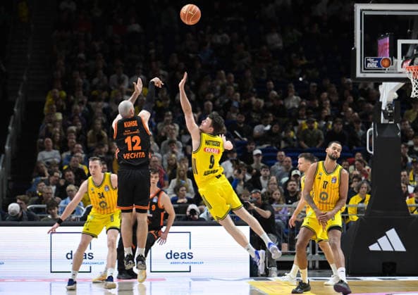 17.05.2026, xlakx, Basketball easyCredit BBL Bundesliga Playoffs, Alba Berlin - SC Rasta Vechta v.l. Tommy Kuhse (Rasta Vechta), Jonas Mattisseck (Alba Berlin) setzt zum Korbwurf an Berlin