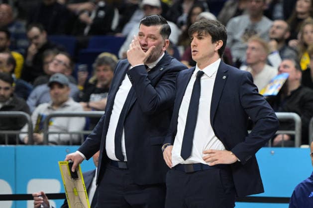17.05.2026, xlakx, Basketball easyCredit BBL Bundesliga Playoffs, Alba Berlin - SC Rasta Vechta v.l. Sebastian Trzcionka (Alba Berlin Co.Trainer), Pedro Calles (Alba Berlin Trainer) enttaeuscht, schaut enttaeuscht, niedergeschlagen, disappointed Berlin
