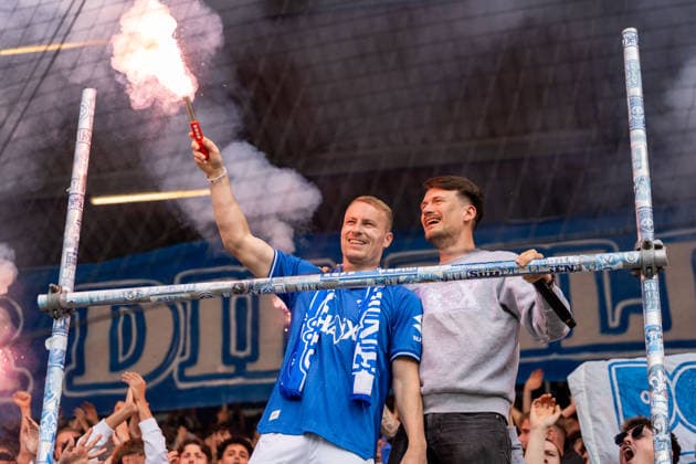 Fabian Holland (SV Darmstadt 98, 32) hat bei seiner Verabschiedung im Fanblock Pyrotechnik in der Hand, GER, SV Darmstadt 98 vs. SC Paderborn, Fussball, 2. Bundesliga, 34. Spieltag, Saison 2025 2026, 17.05.2026, DFL REGULATIONS PROHIBIT ANY USE OF PHOTOGRAPHS AS IMAGE SEQUENCES AND OR QUASI-VIDEO, GER, SV Darmstadt 98 vs. SC Paderborn, Fussball, 2. Bundesliga, 34. Spieltag, Saison 2025 2026, 17.05.2026 Darmstadt