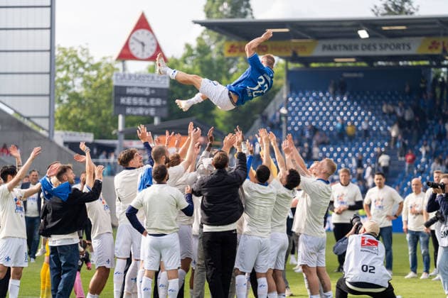 Mannschaft von SV Darmstadt 98 wirft Fabian Holland (SV Darmstadt 98, 32) bei seiner Verabschiedung in die Luft, GER, SV Darmstadt 98 vs. SC Paderborn, Fussball, 2. Bundesliga, 34. Spieltag, Saison 2025 2026, 17.05.2026, DFL REGULATIONS PROHIBIT ANY USE OF PHOTOGRAPHS AS IMAGE SEQUENCES AND OR QUASI-VIDEO, GER, SV Darmstadt 98 vs. SC Paderborn, Fussball, 2. Bundesliga, 34. Spieltag, Saison 2025 2026, 17.05.2026 Darmstadt