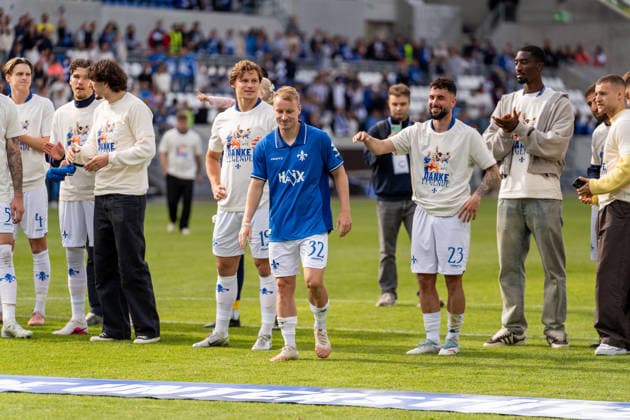 Fabian Holland (SV Darmstadt 98, 32) wird von Mannschaft von SV Darmstadt 98 in den Fanblock geschickt, GER, SV Darmstadt 98 vs. SC Paderborn, Fussball, 2. Bundesliga, 34. Spieltag, Saison 2025 2026, 17.05.2026, DFL REGULATIONS PROHIBIT ANY USE OF PHOTOGRAPHS AS IMAGE SEQUENCES AND OR QUASI-VIDEO, GER, SV Darmstadt 98 vs. SC Paderborn, Fussball, 2. Bundesliga, 34. Spieltag, Saison 2025 2026, 17.05.2026 Darmstadt