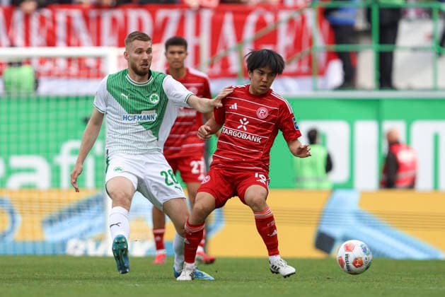 Doni Arifi (SpVgg Greuther Fürth) und Satoshi Tanaka (Fortuna Düsseldorf) im Zweikampf waehrend des Spiels der 2. Bundesliga zwischen SpVgg Greuther Fürth und Fortuna Düsseldorf, Sportpark Ronhof Thomas Sommer am 17. May 2026 in Fürth, Deutschland. (Foto von Oliver Kaelke DeFodi Images) +++ Doni Arifi (SpVgg Greuther Fürth) und Satoshi Tanaka (Fortuna Düsseldorf) battle for the ball during the 2. Bundesliga match between SpVgg Greuther Fürth and Fortuna Düsseldorf at Sportpark Ronhof Thomas Sommer on May 17, 2026 in Fürth, Germany. (Photo by Oliver Kaelke DeFodi Images) (Photo by Oliver Kaelke DeFodi Images) -