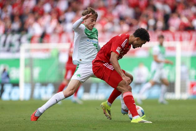 Luca Itter (SpVgg Greuther Fürth) und Emmanuel Iyoha (Fortuna Düsseldorf) im Zweikampf waehrend des Spiels der 2. Bundesliga zwischen SpVgg Greuther Fürth und Fortuna Düsseldorf, Sportpark Ronhof Thomas Sommer am 17. May 2026 in Fürth, Deutschland. (Foto von Oliver Kaelke DeFodi Images) +++ Luca Itter (SpVgg Greuther Fürth) und Emmanuel Iyoha (Fortuna Düsseldorf) battle for the ball during the 2. Bundesliga match between SpVgg Greuther Fürth and Fortuna Düsseldorf at Sportpark Ronhof Thomas Sommer on May 17, 2026 in Fürth, Germany. (Photo by Oliver Kaelke DeFodi Images) (Photo by Oliver Kaelke DeFodi Images) -