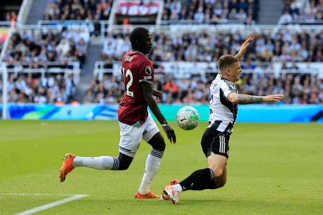 Newcastle United v West Ham United Premier League Kieran Trippier of Newcastle United (right) is fouled by El Hadji Malick Diouf of West Ham United during the Premier League match at St. James s Park, Newcastle 17 05 2026 UK Newspapers OUT Copyright: xFredxPalmerx FIL-23447-0145