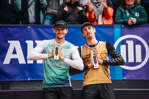 Beachvolleyball Männer Allianz German Beach Tour 2026 Tourstop Düsseldorf 17.05.2026 v.l. Paul Henning und Lukas Pfretzschner gewinnen das Turnier in Düsseldorf Düsseldorf Robert-Lehr-Ufer Nordrhein-Westfalen Deutschland