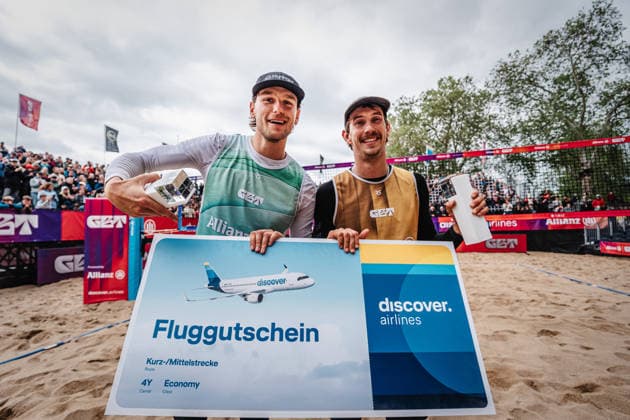 Beachvolleyball Männer Allianz German Beach Tour 2026 Tourstop Düsseldorf 17.05.2026 v.l. Paul Henning und Lukas Pfretzschner gewinnen das Turnier in Düsseldorf Düsseldorf Robert-Lehr-Ufer Nordrhein-Westfalen Deutschland